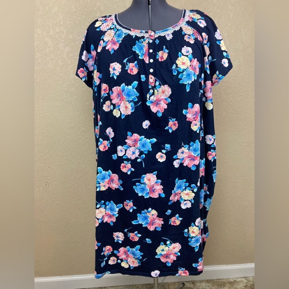 Aria NWOT deluxe feline floral nightgown w/.lace trim nice buttons & pockets🌷